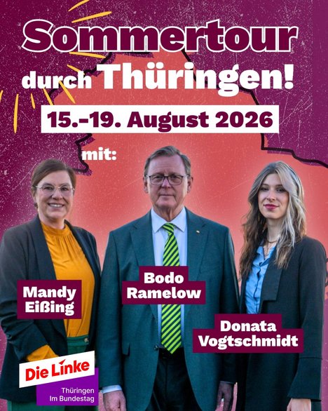 Drei Personen stehen nebeneinander vor einem Hintergrund mit einer stilisierten Landkarte und violettem Farbverlauf. Alle tragen formelle Kleidung. Oben ist ein gelber Schriftzug mit dem Text 'Sommertour durch Thüringen!' zu sehen, darunter ein weißes Feld mit den Daten '15.-19. August 2026'. Links unten befindet sich ein rotes Logo mit weißer Schrift 'Die Linke', daneben steht 'Thüringen im Bundestag'. Neben jeder Person ist ein violettes Namensfeld mit weißer Schrift: 'Mandy Eißing', 'Bodo Ramelow' und 'Donata Vogtschmidt'.