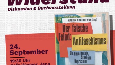 Im Vordergrund steht ein Buch mit dem Titel 'Der falsche Feind: Antifaschismus – Die neue Rechte, Staat und Repression'. Das Buch liegt auf mehreren anderen Büchern, deren Titel teilweise sichtbar sind. Im oberen Bereich befindet sich eine große Überschrift in dunklem Rot: 'Europa im Widerstand'. Darunter steht in kleinerer Schrift: 'Diskussion & Buchvorstellung'. Links unten sind Veranstaltungsdetails in roter und schwarzer Schrift angegeben: '24. September, 19:30 Uhr, Café Wagner, Jena, Eintritt frei'. Es folgen die Namen der Teilnehmenden: Martin Schirdewan, Katharina König-Preuss und dem Vater von Maja T. Oben links ist ein Logo mit dem Schriftzug 'THE LEFT' und 'IN THE PARLIAMENT'. Der Hintergrund ist hell und mit geometrischen Formen gestaltet.