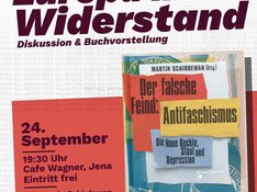 Im Vordergrund steht ein Buch mit dem Titel 'Der falsche Feind: Antifaschismus – Die neue Rechte, Staat und Repression'. Das Buch liegt auf mehreren anderen Büchern, deren Titel teilweise sichtbar sind. Im oberen Bereich befindet sich eine große Überschrift in dunklem Rot: 'Europa im Widerstand'. Darunter steht in kleinerer Schrift: 'Diskussion & Buchvorstellung'. Links unten sind Veranstaltungsdetails in roter und schwarzer Schrift angegeben: '24. September, 19:30 Uhr, Café Wagner, Jena, Eintritt frei'. Es folgen die Namen der Teilnehmenden: Martin Schirdewan, Katharina König-Preuss und dem Vater von Maja T. Oben links ist ein Logo mit dem Schriftzug 'THE LEFT' und 'IN THE PARLIAMENT'. Der Hintergrund ist hell und mit geometrischen Formen gestaltet.