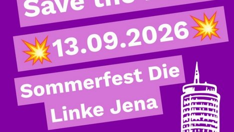 Im Vordergrund steht ein lilafarbener Hintergrund mit weißem Text und gelben Sternsymbolen. Oben links befindet sich das Logo »Die Linke« mit dem Zusatz »Stadtverband Jena«. Darunter steht in großer Schrift »Save the Date!« gefolgt von »13.09.2026«, das von zwei gelben Sternsymbolen flankiert wird. Weiter unten steht »Sommerfest Die Linke Jena«. Am unteren Rand sind ein Stecknadel-Symbol und die Adresse »AWO Jugendzentrum EastSide Jena« sowie die Uhrzeit »14:30 – 21:30 Uhr« zu sehen. Rechts unten ist eine stilisierte, weiß gezeichnete Darstellung eines Hochhauses.