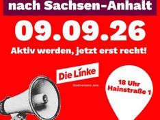 Plakat mit rotem Hintergrund und weiß-grüner Schrift. Im oberen Bereich steht in großer Schrift ein Datum, darunter ein Aufruf zur Teilnahme. Links unten ist eine stilisierte Hand mit Megafon abgebildet. Rechts daneben befindet sich eine weiße Standortmarkierung mit Uhrzeit und Adresse. Unten steht ein Slogan in weißer Schrift. Das Logo einer politischen Partei ist mittig platziert.