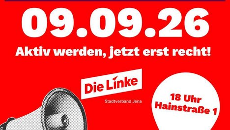 Plakat mit rotem Hintergrund und weiß-grüner Schrift. Im oberen Bereich steht in großer Schrift ein Datum, darunter ein Aufruf zur Teilnahme. Links unten ist eine stilisierte Hand mit Megafon abgebildet. Rechts daneben befindet sich eine weiße Standortmarkierung mit Uhrzeit und Adresse. Unten steht ein Slogan in weißer Schrift. Das Logo einer politischen Partei ist mittig platziert.