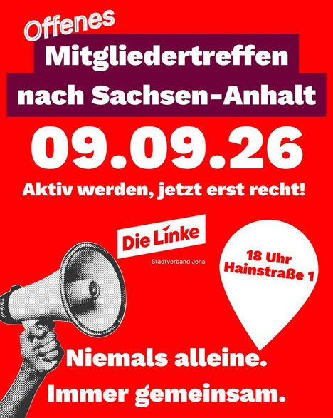Plakat mit rotem Hintergrund und weiß-grüner Schrift. Im oberen Bereich steht in großer Schrift ein Datum, darunter ein Aufruf zur Teilnahme. Links unten ist eine stilisierte Hand mit Megafon abgebildet. Rechts daneben befindet sich eine weiße Standortmarkierung mit Uhrzeit und Adresse. Unten steht ein Slogan in weißer Schrift. Das Logo einer politischen Partei ist mittig platziert.